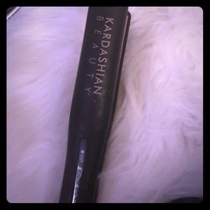 Kardashian beauty hairstyling iron